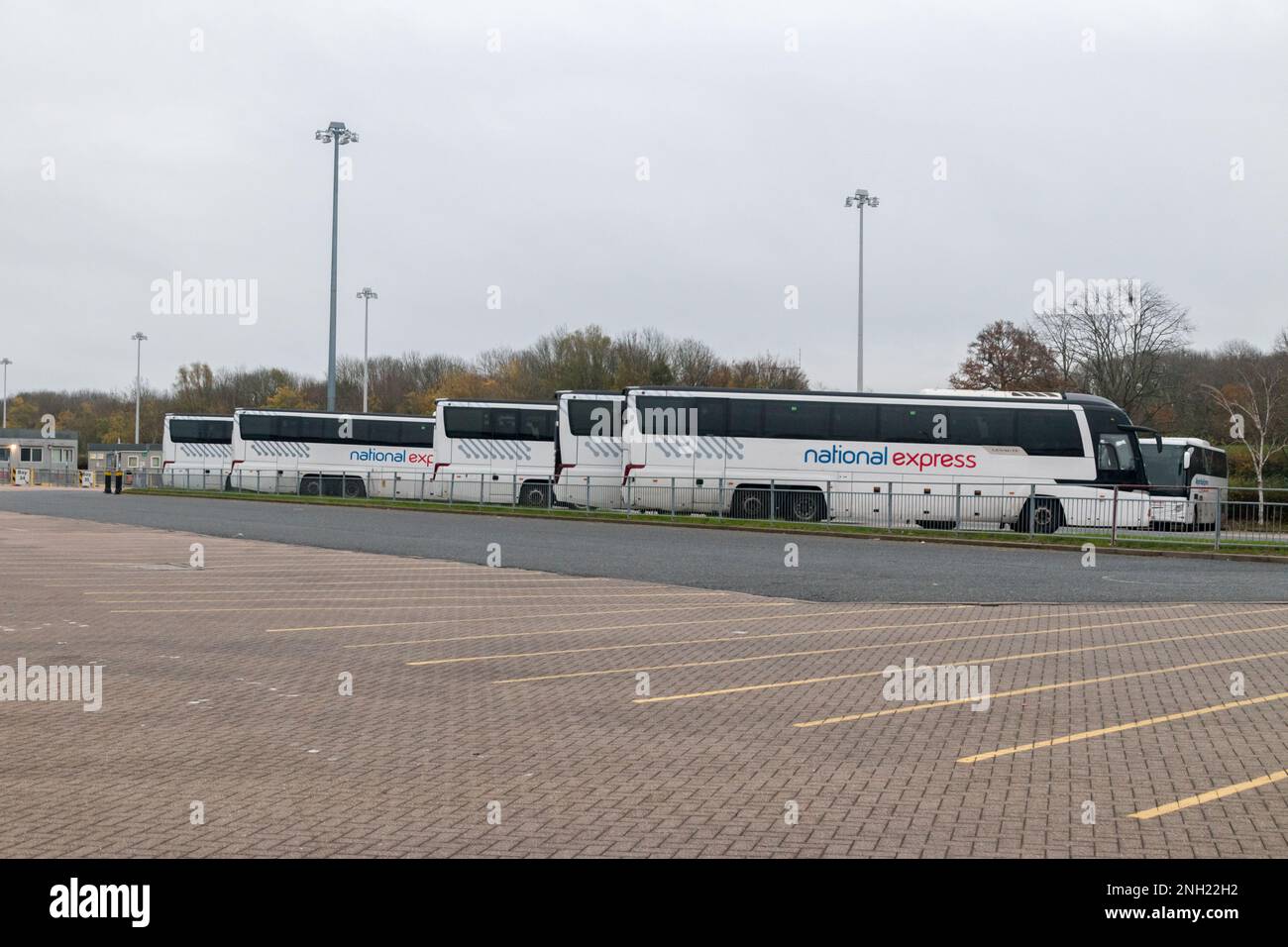 Stansted, Großbritannien - 3. Dezember 2022: Busse von National Express am Flughafen. Stockfoto