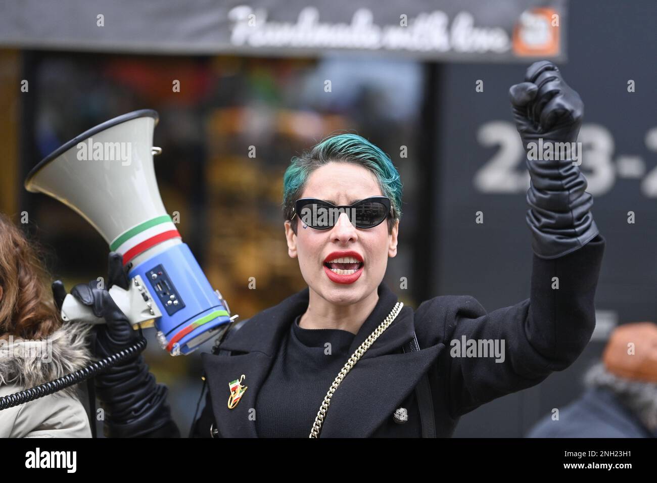 Am Montag, den 20. Februar 2023, versammeln sich Menschen zu einem Protest zur Unterstützung der iranischen Widerstandsbewegung in Brüssel. BELGA FOTO ERIC LALMAND Stockfoto