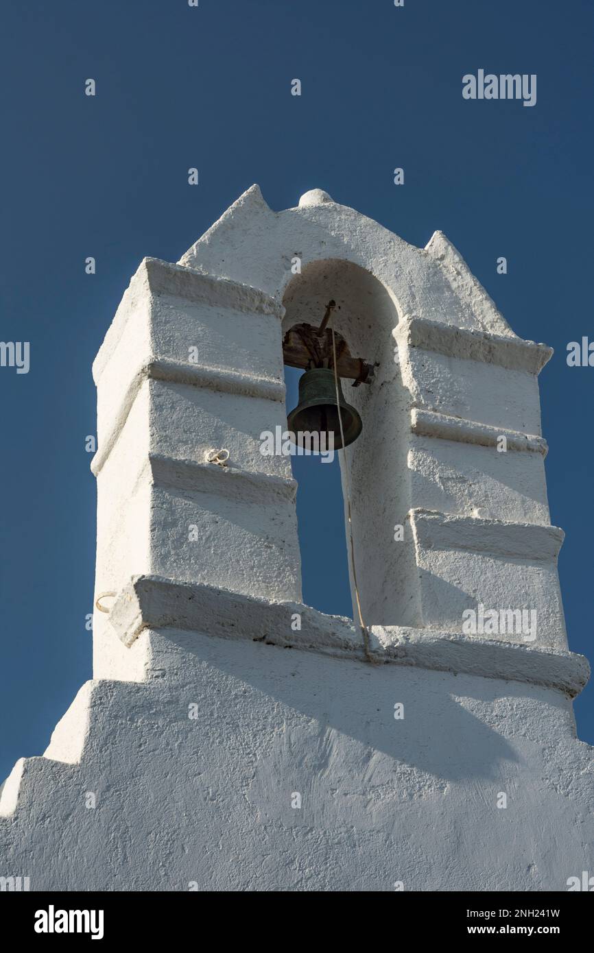 Charakteristischer weiß getünchter Glockenturm im Dorf Chora, Folegandros Stockfoto