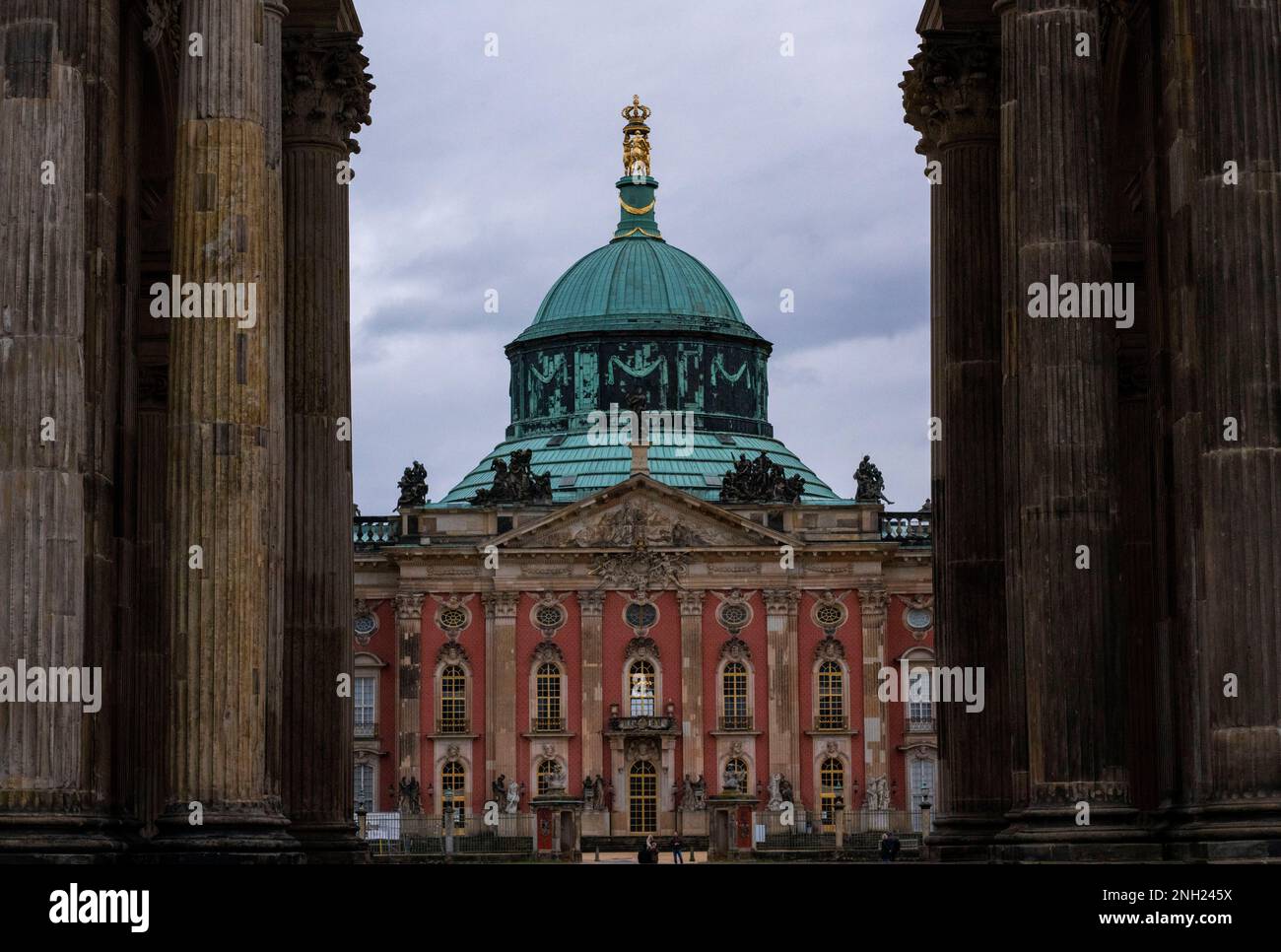 Blick auf Potsdam Berlin durch antike Säulen Stockfoto