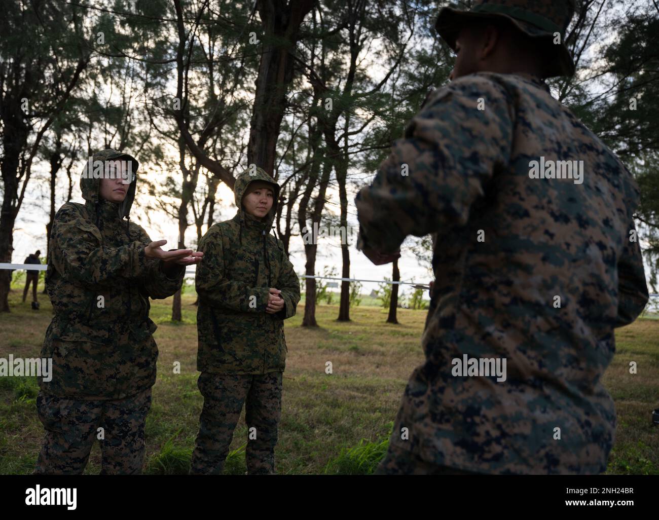 USA Marinekorpssoldaten mit Kampflogistik-Bataillon 4, Kampflogistik-Regiment 3, 3. Marine Logistics Group, begrüßen Seaman Kedrick Rhodes in einem Evakuierungszentrum während eines simulierten Katastrophenhilfeszenarios im Rahmen der Übung Winter Workhorse 23 in IE Shima Training Facility, Okinawa, Japan, 7. Dezember 2022. Das Winterarbeitspferd ist eine jährliche Übung für CLR-3, bei der es darum geht, in vorausschauenden, strengen Umgebungen für die Ausführung missionswichtiger Aufgaben zu trainieren. Stockfoto