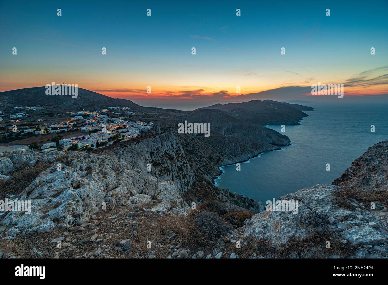 Panoramablick auf die Insel Folegandros in der Abenddämmerung Stockfoto