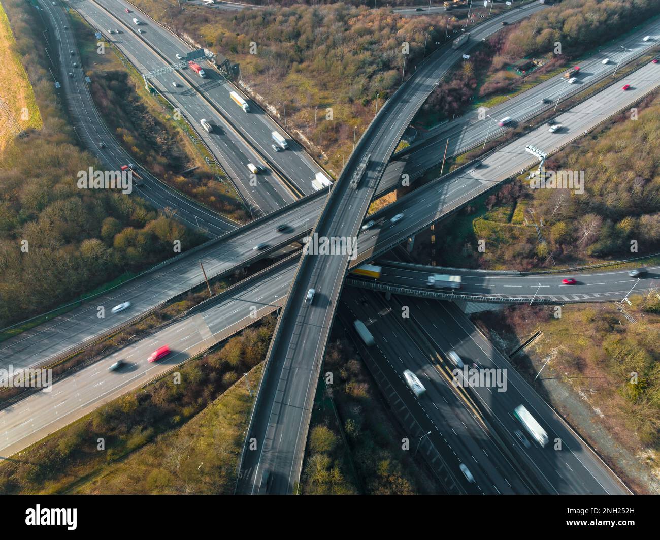 Viel frequentierte Autobahnkreuzung in Großbritannien Stockfoto