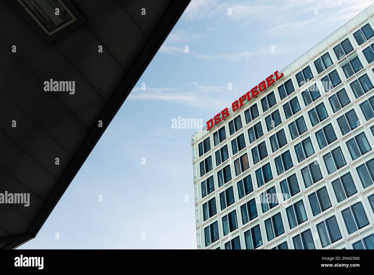 Der Spiegel ist eine deutsche Wochenzeitung, die in Hamburg veröffentlicht wird. Es ist eine der größten Nachrichtenwochen Europas mit einem wöchentlichen Zirku Stockfoto