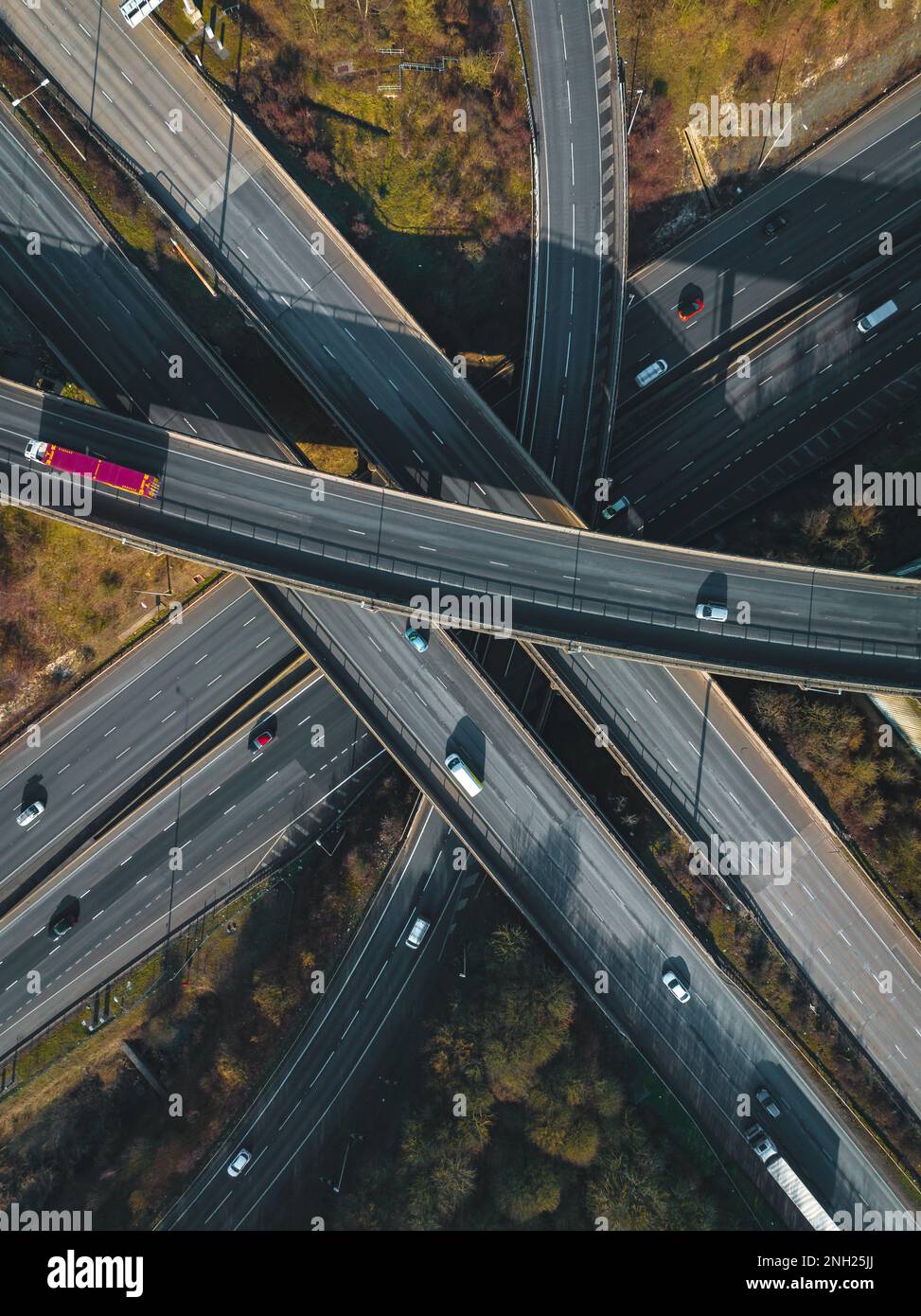 Viel frequentierte Autobahnkreuzung in Großbritannien Stockfoto