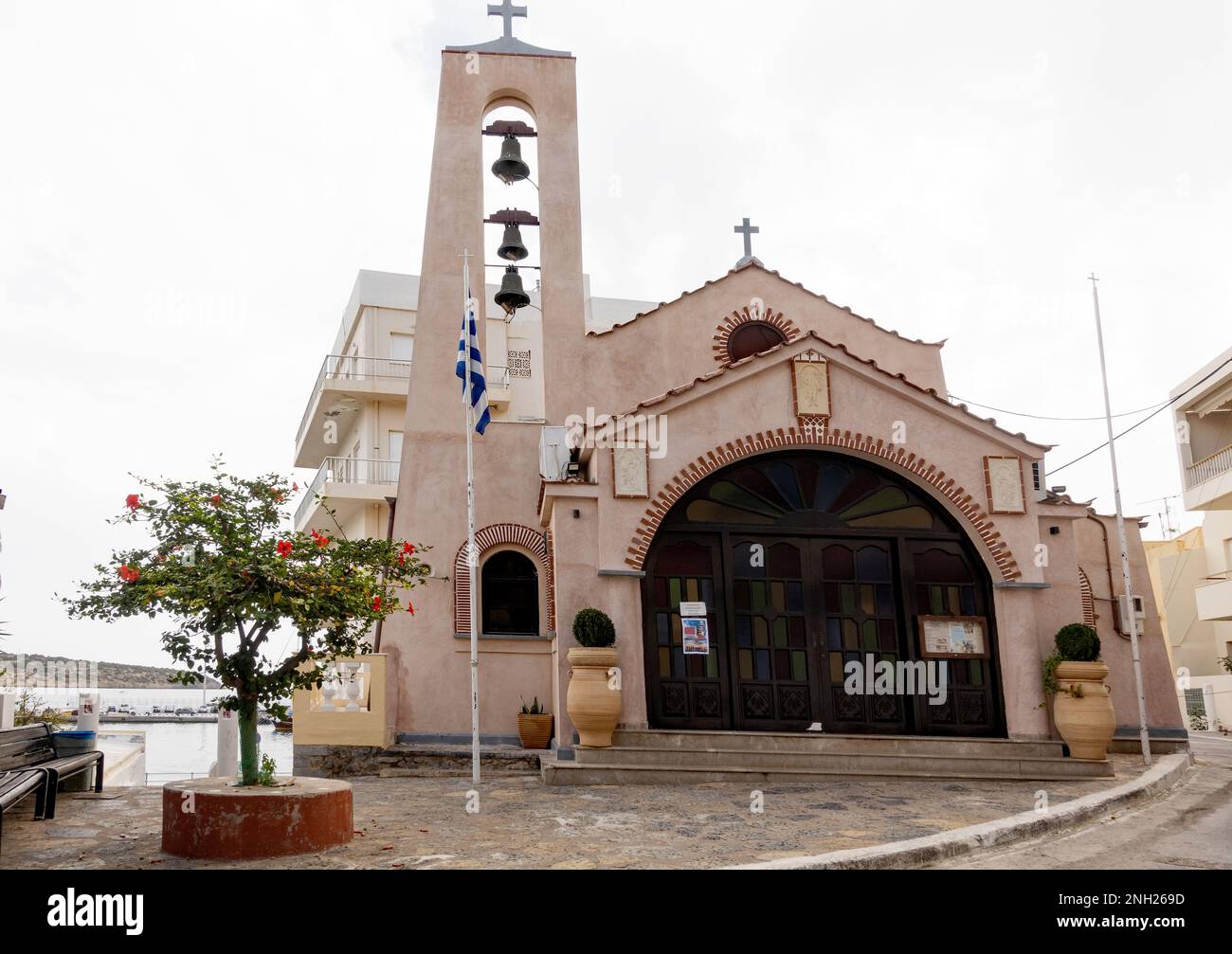 Agios Nikolao, Kreta, Griechenland - 18. Oktober 2020. St. George Griechisch orthodoxe Kirche in Agios Nikolaos, Kreta Insel, Griechenland Stockfoto