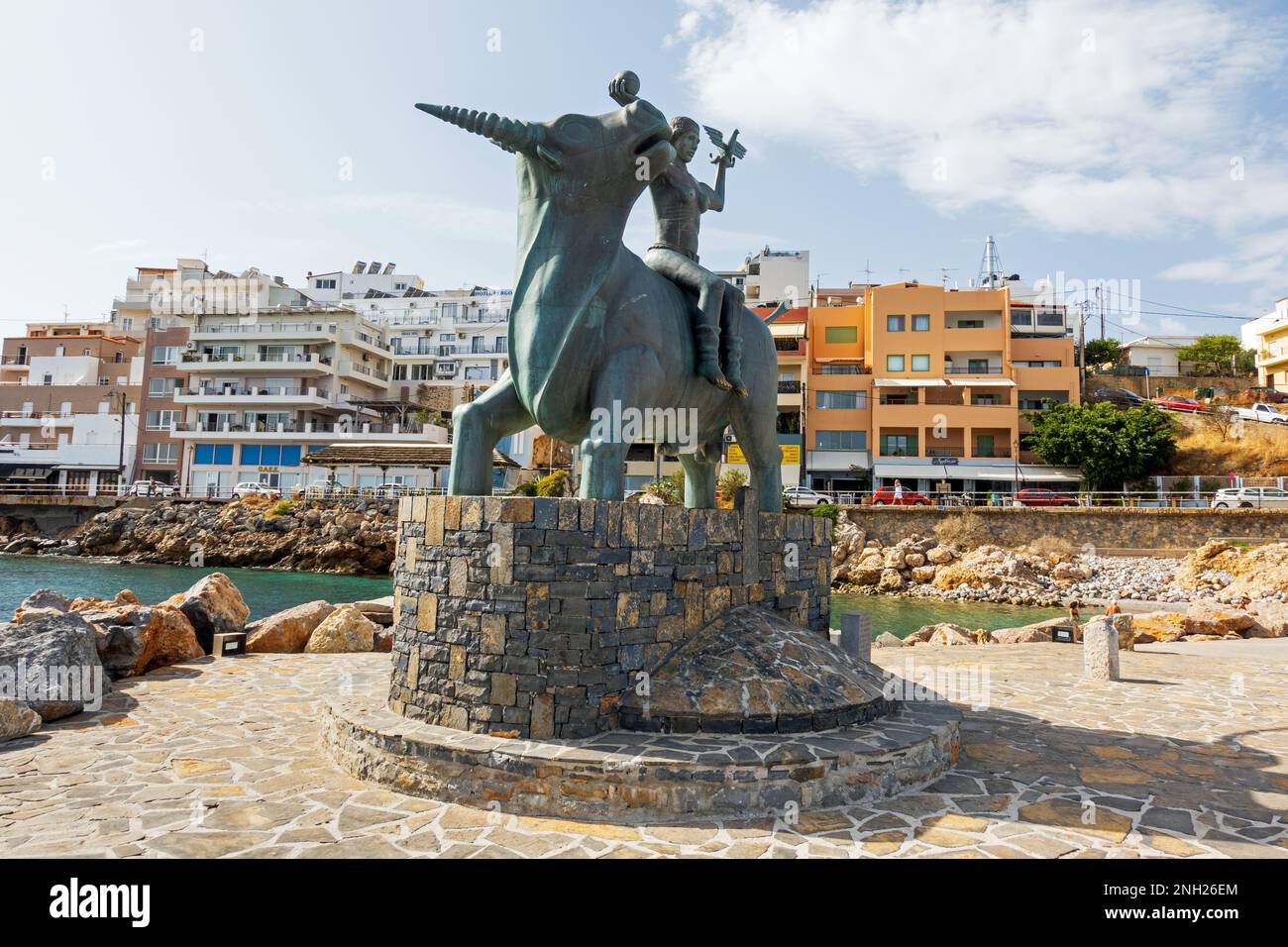 Agios Nikolaos, Kreta, Griechenland - 18. Oktober 2020. Blick auf die Skulptur Europas, die auf einem Stier sitzt. Statue von Europa, Mutter von König Minos, Stockfoto