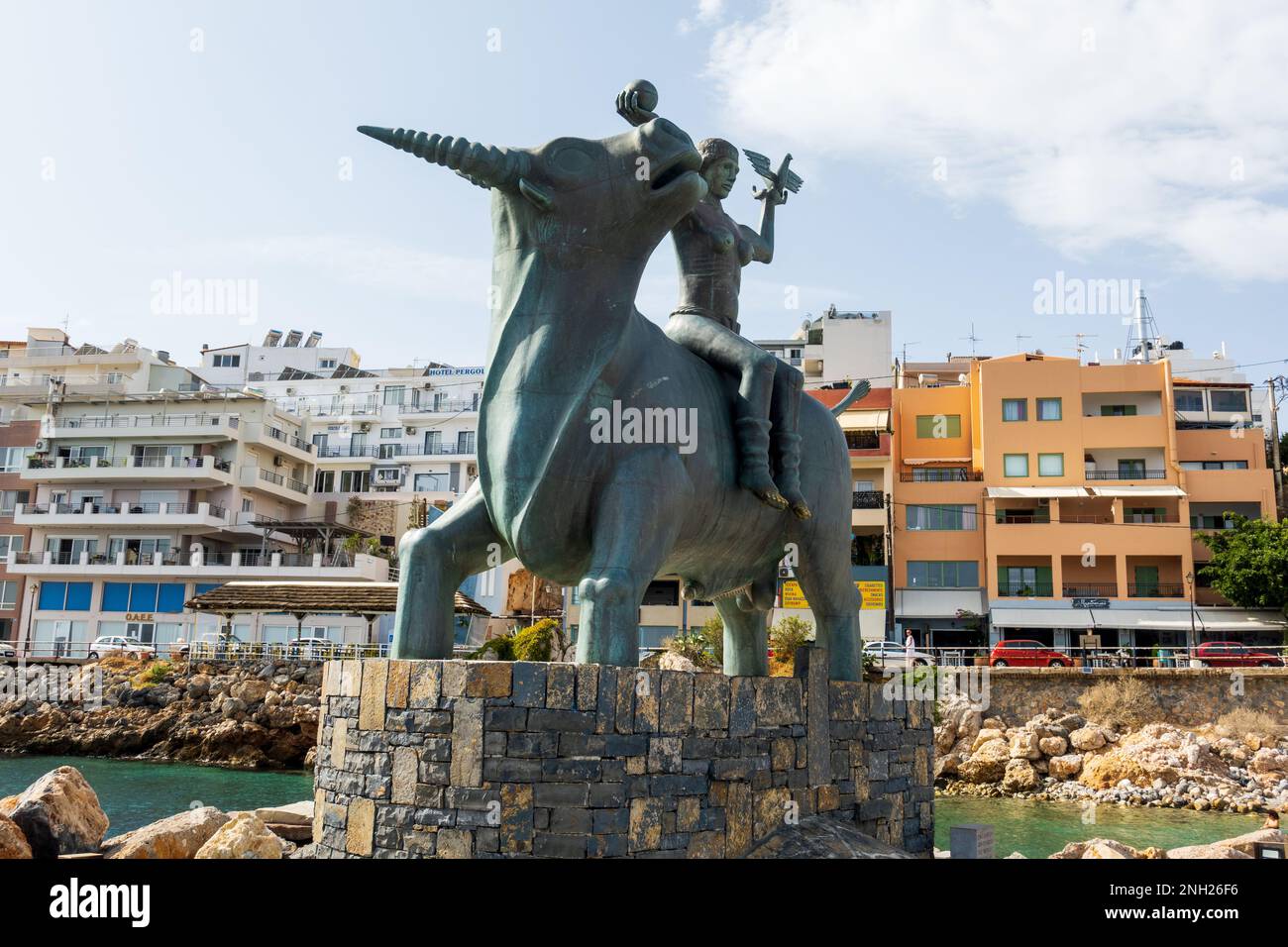 Agios Nikolaos, Kreta, Griechenland - 18. Oktober 2020. Blick auf die Skulptur Europas, die auf einem Stier sitzt. Statue von Europa, Mutter von König Minos, Stockfoto