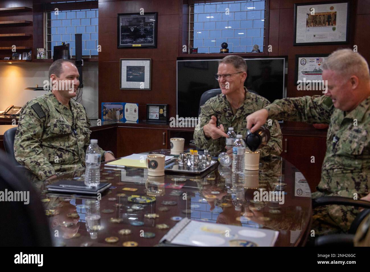 221208-N-JC800-0015 SINGAPUR (8. Dezember 2022) - (von links) Captain Thomas Jenkins, Stellvertretender Befehlshaber, Logistics Group Western Pacific/Task Force 73 (COMLOG WESTPAC/CTF73) mit Rear ADM. Mike Wettlaufer, Commander, Military Sealift Command (MSC), und Captain Robert Williams, Commander, MSC Far East, genießen Erfrischungen während eines geplanten Besuchs in Singapur am 8. Dezember. Stockfoto