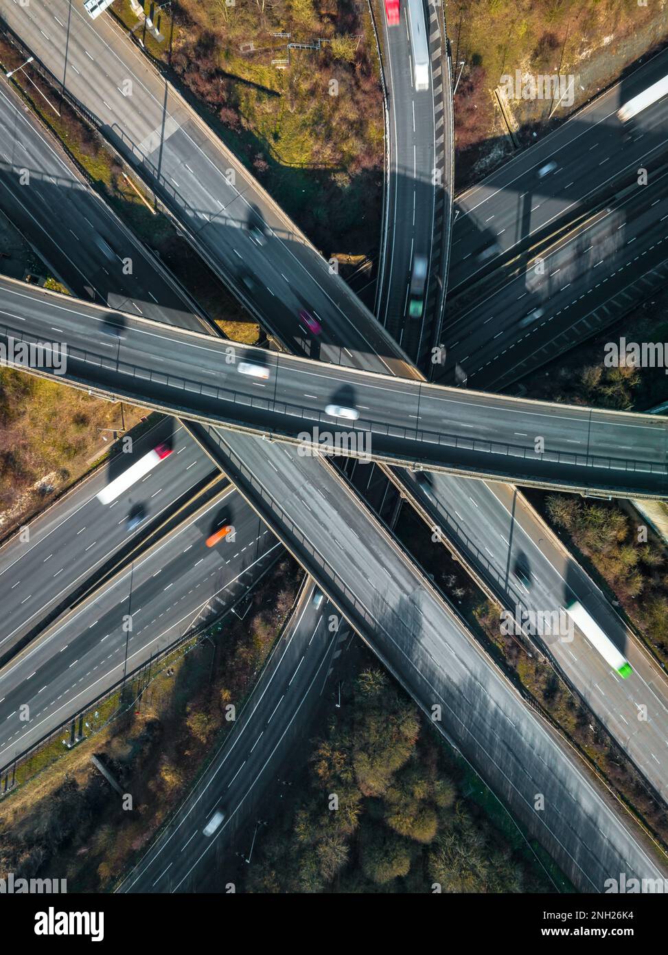 Viel frequentierte Autobahnkreuzung in Großbritannien Stockfoto