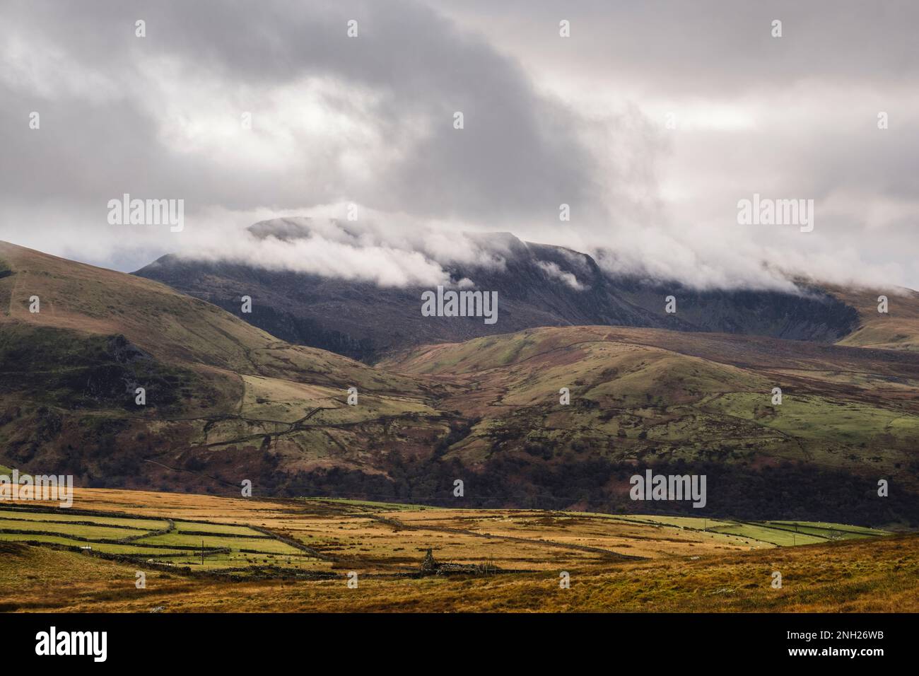 Blick nach Süden über das Nantlle Valley nach Craig Cwm Silyn auf dem Nantlle Ridge im Snowdonia National Park von Y Fron, Gwynedd, Wales, Großbritannien Stockfoto