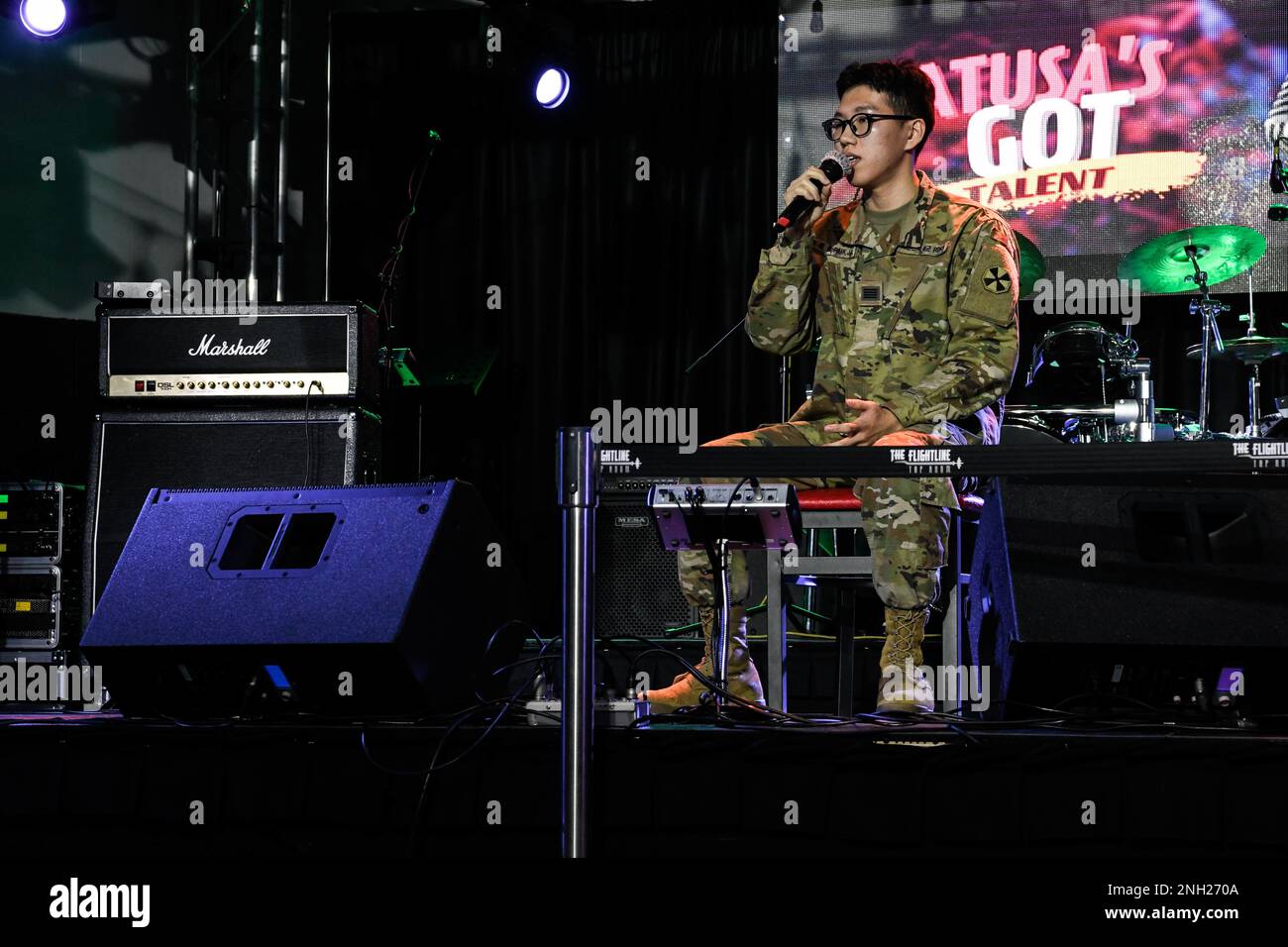 CPL. Joon Hwan Park singt einen Song während der ersten Show der KATUSA Got Talent im Flightline Tap Room, USA Army Garrison Humphreys, Südkorea, 7. Dezember 2022. Park ist ein koreanischer Augmentee des Soldaten der US-Armee (KATUSA), der derzeit im 8. Armeehauptquartier und Hauptquartier-Bataillon im Camp Humphreys tätig ist. Stockfoto