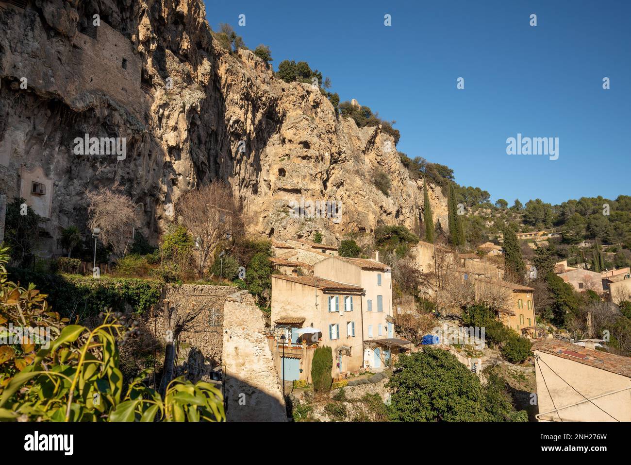 Cotignac ist ein französisches Dorf im Departement Var der Region Provence-Alpes-Côte d'Azur. Es ist berühmt für seine troglodytären Wohnungen, die geschnitzt sind Stockfoto