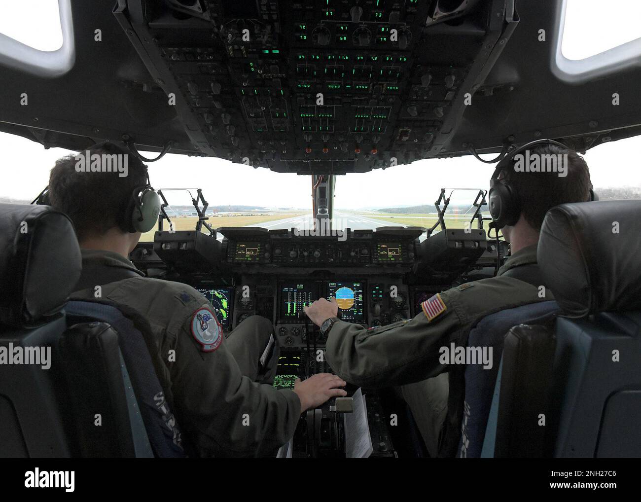 USA Oberstleutnant Kristopher Johnson, Commander 137. Airlift Squadron und U.S. Air Force Major Daniel Dunbar, ein Pilot des 105. Airlift Wing, bereiten Sie sich auf den Start vor an Bord eines C-17 Globemaster am Stewart Air National Guard Base Newburgh, New York, 07. Dezember 2022. Stockfoto