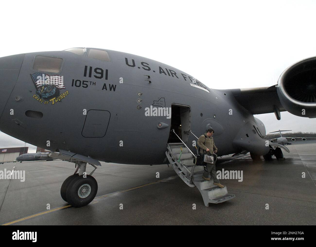 Oberstleutnant Kristopher Johnson, Commander 137. Airlift Squadron, verlässt einen C-17 Globemaster nach einem Trainingsflug auf der Stewart Air National Guard Base Newburgh, New York, 07. Dezember 2022. Stockfoto