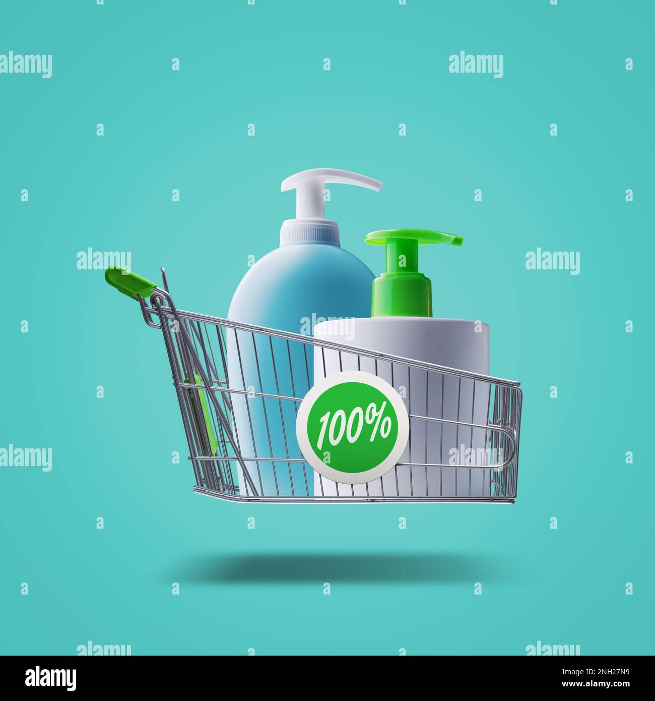 Körperwasser- und Waschmittelflaschen im Einkaufswagen, Körperpflege- und Einkaufskonzept Stockfoto
