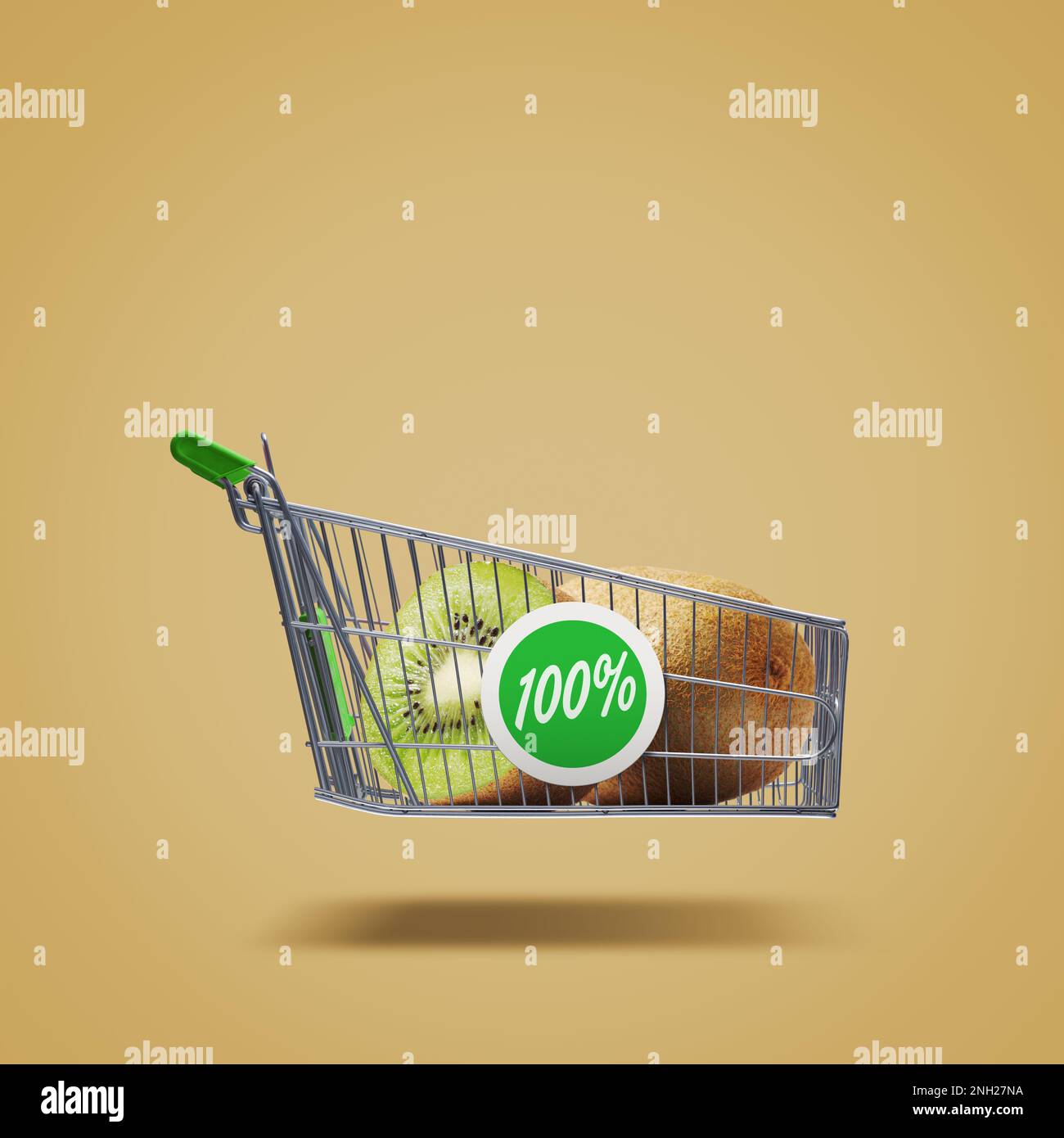 Fliegender Einkaufswagen mit frischen Kiwis, Bio-Obst und Lebensmitteleinkaufskonzept, Kopierbereich Stockfoto