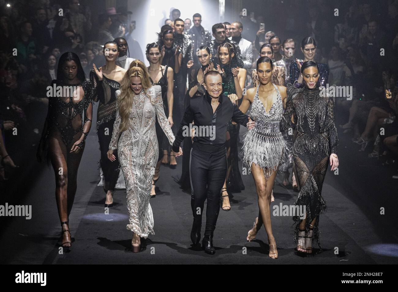 Freemasons Hall, London, Großbritannien. 19. Februar 2023. Von links nach rechts: Leomie Anderson, Designer Gabriela Gonzales, Designer Julien Macdonald, Cindy Bruna, Winnie Harlow, Nach dem Finale, Julien MacDonald Show, Julien X Gabriela Collection, Freemasons Hall, London Fashion Week, London, UK, 19. Februar 2023 Kredit: Kunstpresse/Alamy Live News Stockfoto