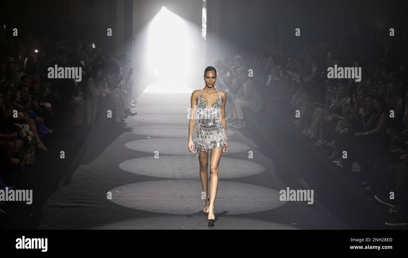 Models auf dem Laufsteg, Julien MacDonald Show, Julien X Gabriela Collection, Freemasons Hall, London Fashion Week, London, Großbritannien. 19. Februar 2023. Kredit: Kunstpresse/Alamy Live News Stockfoto