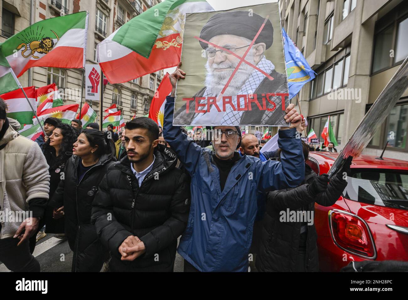 Am Montag, den 20. Februar 2023, versammeln sich Menschen zu einem Protest zur Unterstützung der iranischen Widerstandsbewegung in Brüssel. BELGA FOTO ERIC LALMAND Stockfoto