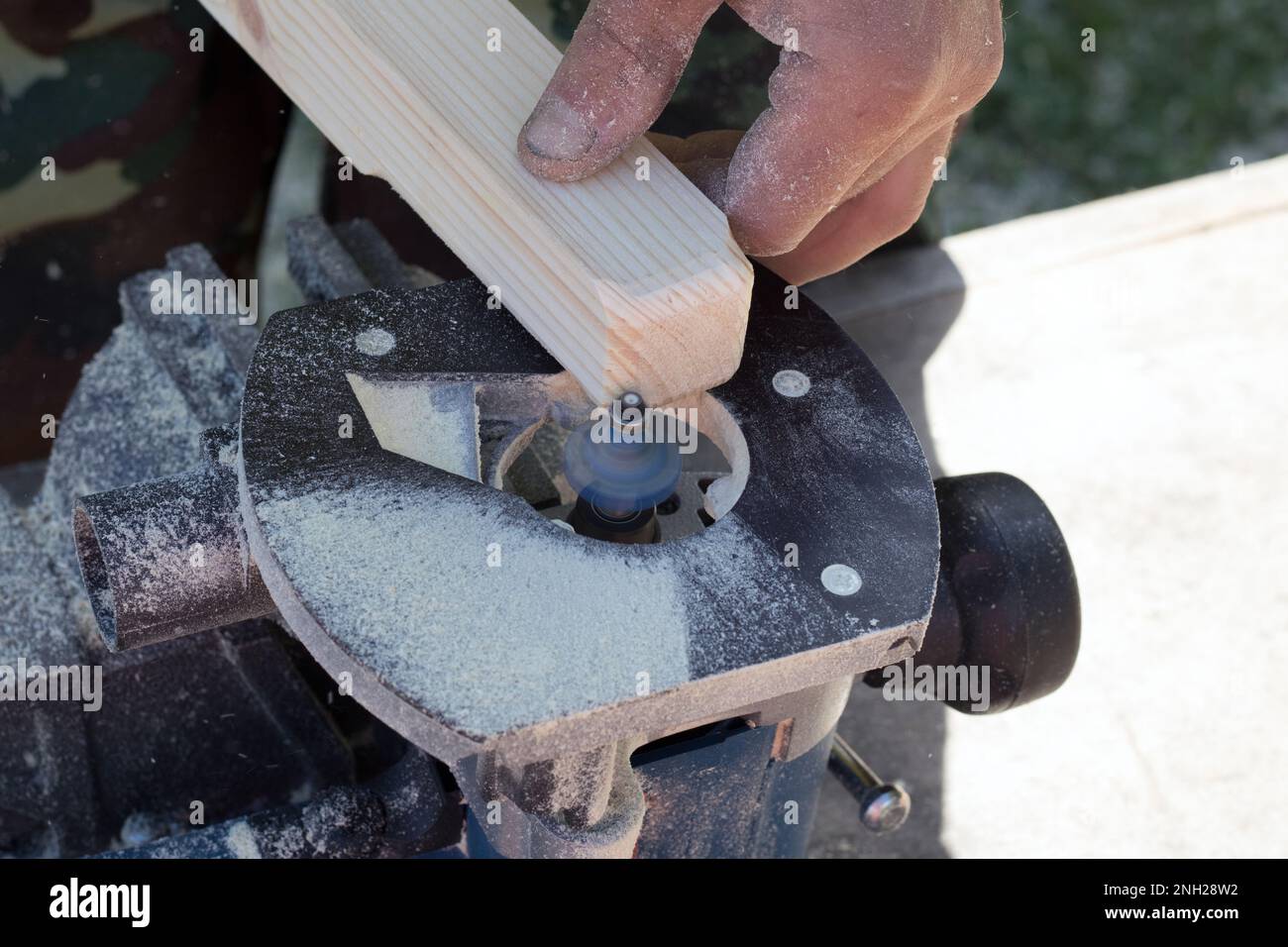 Holzbearbeitung auf einer Fräsmaschine, Handwerksholzbearbeitung mit Elektrowerkzeugen, Stockfoto