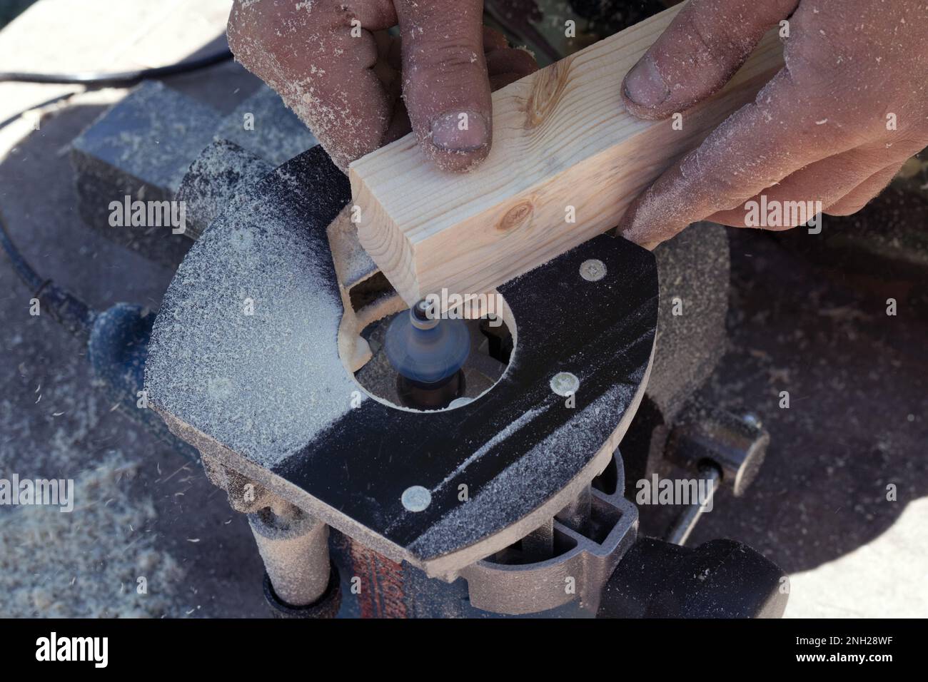Holzbearbeitung auf einer Fräsmaschine, Handwerksholzbearbeitung mit Elektrowerkzeugen, Stockfoto