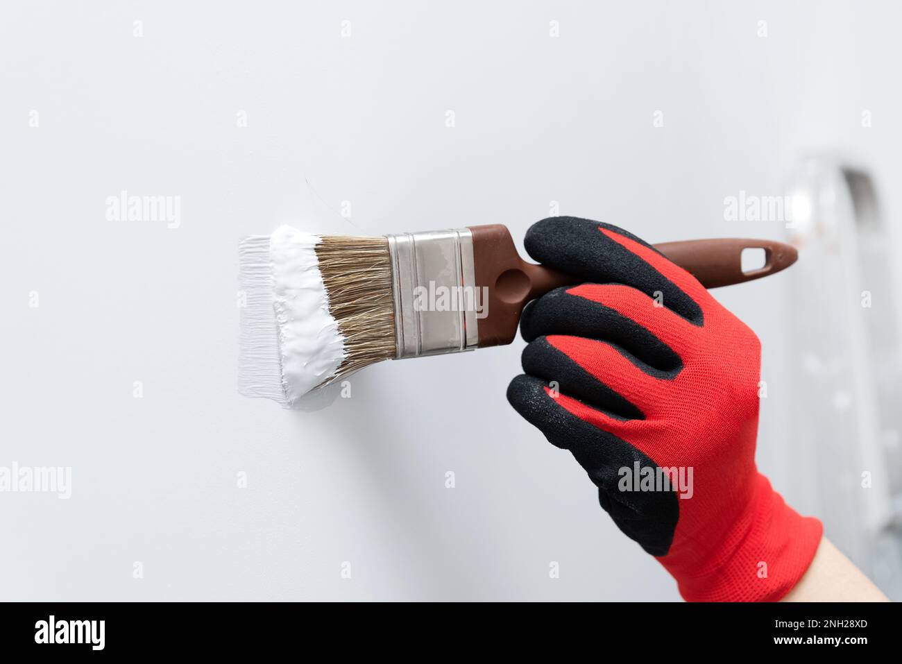 Ein Mann malt mit dem Pinsel das Innere des Hauses. Hausdekoration. Stockfoto