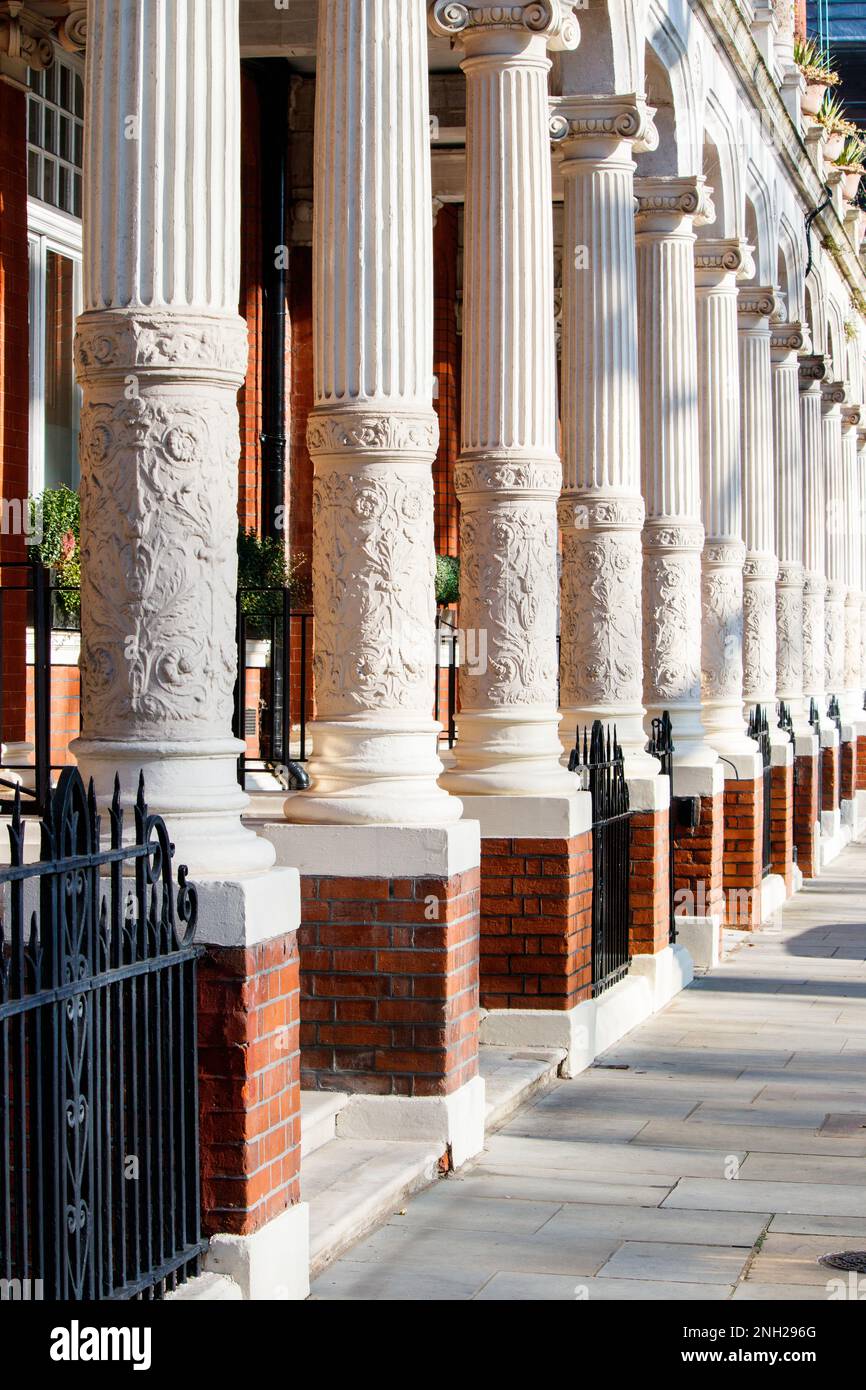Prunkvolle korinthische Säulen vor den Häusern am Cadogan Square ein Wohnplatz in Knightsbridge, London, der nach Earl Cadogan benannt wurde. Stockfoto