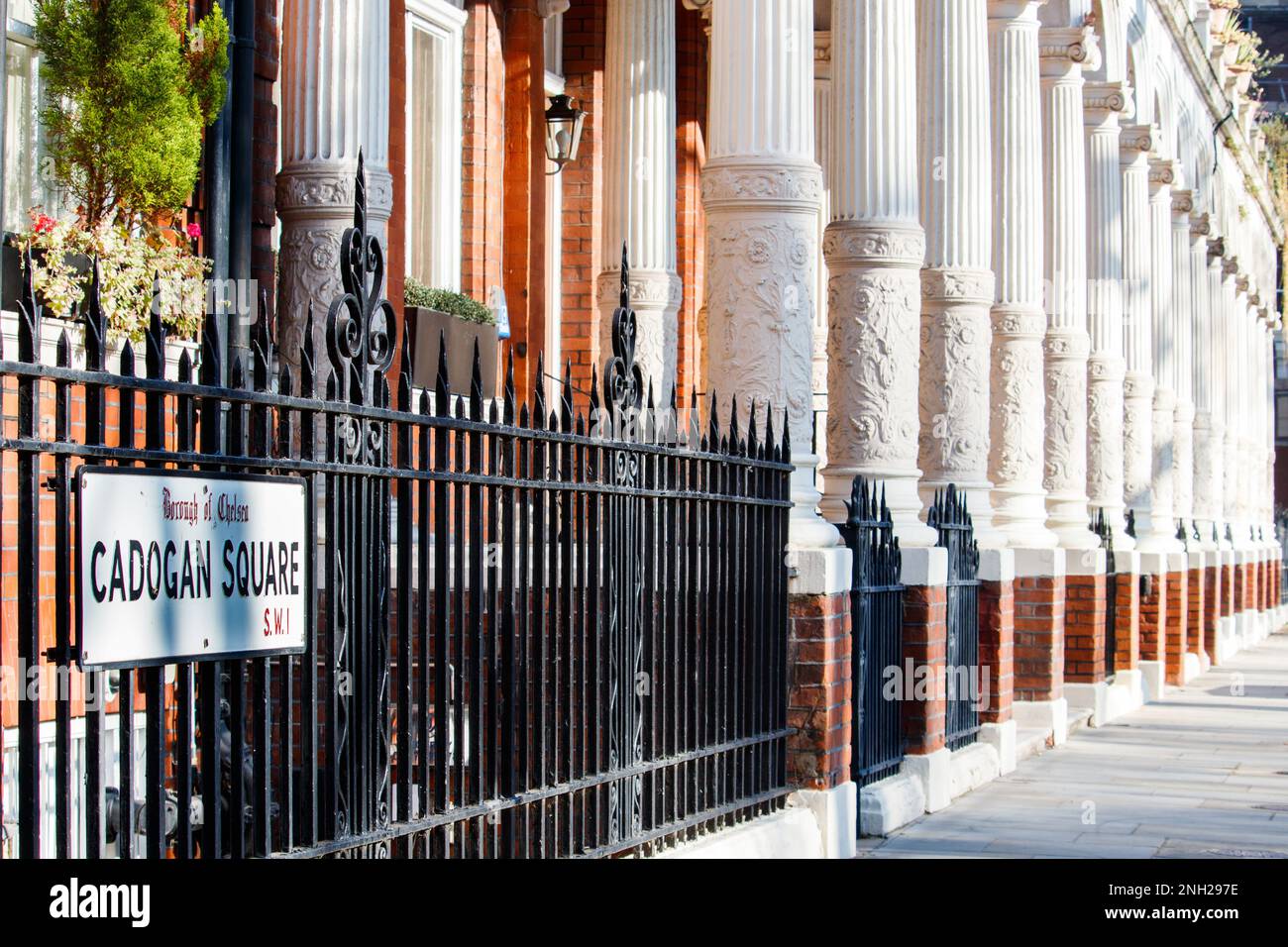 Prunkvolle korinthische Säulen vor den Häusern am Cadogan Square ein Wohnplatz in Knightsbridge, London, der nach Earl Cadogan benannt wurde. Stockfoto