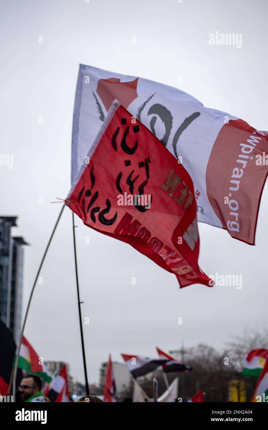 Brüssel, Belgien - 20. Februar 2023: Während der Tagung des EU-Parlaments in Brüssel haben sich Zehntausende iranischer Diaspora versammelt, die regimefeindliche Oppositionsgruppen vertreten. Die riesige Menschenmenge erstreckt sich so weit das Auge reicht und füllt die Straßen, die zum parlamentsgebäude führen. Die Demonstranten halten hauptsächlich Bilder von Mahsa Amini, Reza Pahlavi und den jüngsten Opfern der Gewalt des Regimes. Sie schwenken auch mit der Shir-o-Khorshid-Flagge des Iran und rufen "Frau, Leben, Freiheit" und "Demokratie für den Iran". Kredit: Sinai Noor/Alamy Live News Stockfoto