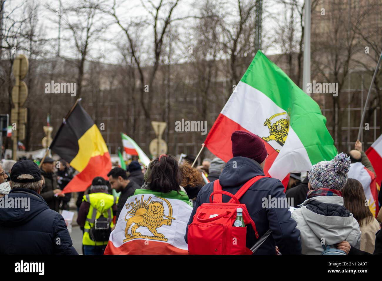 Brüssel, Belgien - 20. Februar 2023: Während der Tagung des EU-Parlaments in Brüssel haben sich Zehntausende iranischer Diaspora versammelt, die regimefeindliche Oppositionsgruppen vertreten. Die riesige Menschenmenge erstreckt sich so weit das Auge reicht und füllt die Straßen, die zum parlamentsgebäude führen. Die Demonstranten halten hauptsächlich Bilder von Mahsa Amini, Reza Pahlavi und den jüngsten Opfern der Gewalt des Regimes. Sie schwenken auch mit der Shir-o-Khorshid-Flagge des Iran und rufen "Frau, Leben, Freiheit" und "Demokratie für den Iran". Kredit: Sinai Noor/Alamy Live News Stockfoto