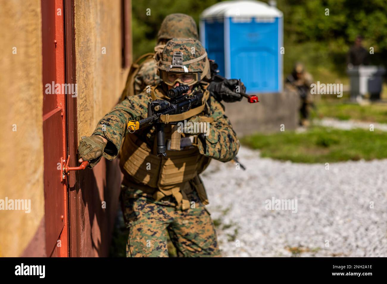 USA Marines mit der Marine Wing Support Squadron (MWSS) 171 führen während einer Feldübung am 7. Dezember 2022 in Camp Hansen, Okinawa, Japan, eine innerstädtische Einsatzschulung durch. MWSS-171 hat diese Übung durchgeführt, um sich mit dem fortgeschrittenen Expeditionsbetrieb auf der Basis, dem Abbruchbetrieb, dem Stadtbetrieb und verschiedenen Waffensystemen vertraut zu machen. Stockfoto