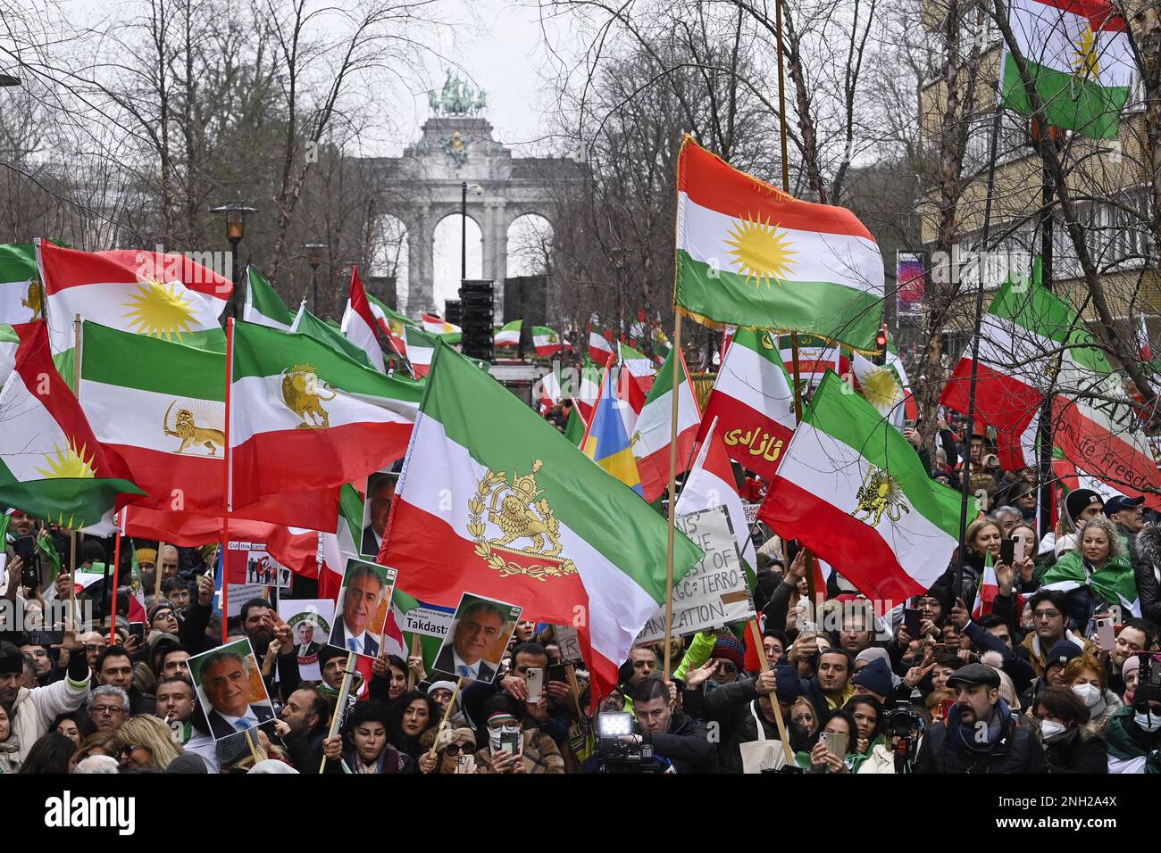 Brüssel, Belgien. 20. Februar 2023. Am Montag, den 20. Februar 2023, versammeln sich Menschen zu einem Protest zur Unterstützung der iranischen Widerstandsbewegung in Brüssel. BELGA FOTO ERIC LALMAND Kredit: Belga News Agency/Alamy Live News Kredit: Belga News Agency/Alamy Live News Kredit: Belga News Agency/Alamy Live News Stockfoto