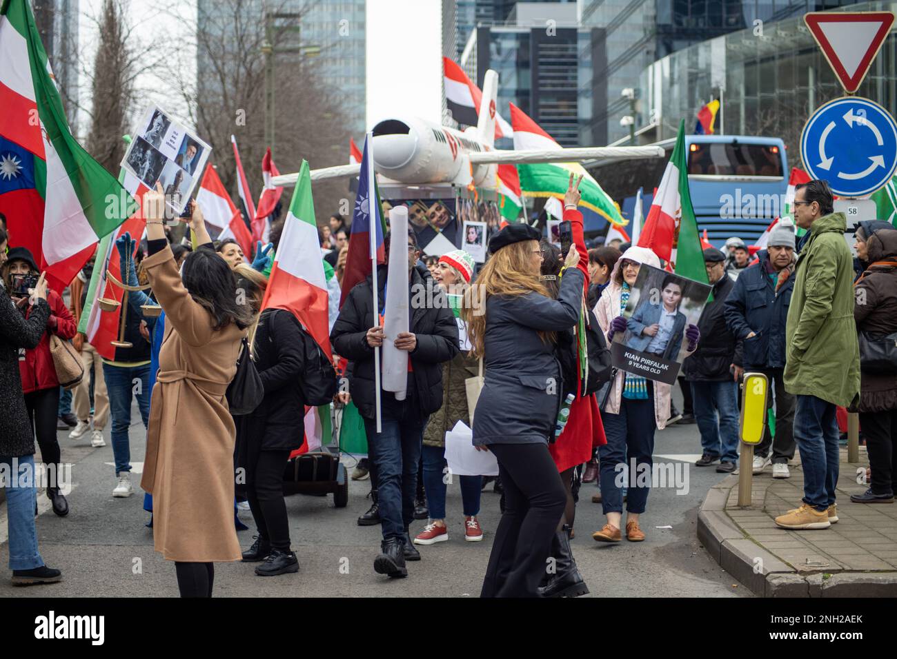 Brüssel, Belgien - 20. Februar 2023: Während der Tagung des EU-Parlaments in Brüssel haben sich Zehntausende iranischer Diaspora versammelt, die regimefeindliche Oppositionsgruppen vertreten. Die riesige Menschenmenge erstreckt sich so weit das Auge reicht und füllt die Straßen, die zum parlamentsgebäude führen. Die Demonstranten halten hauptsächlich Bilder von Mahsa Amini, Reza Pahlavi und den jüngsten Opfern der Gewalt des Regimes. Sie schwenken auch mit der Shir-o-Khorshid-Flagge des Iran und rufen "Frau, Leben, Freiheit" und "Demokratie für den Iran". Kredit: Sinai Noor/Alamy Live News Stockfoto