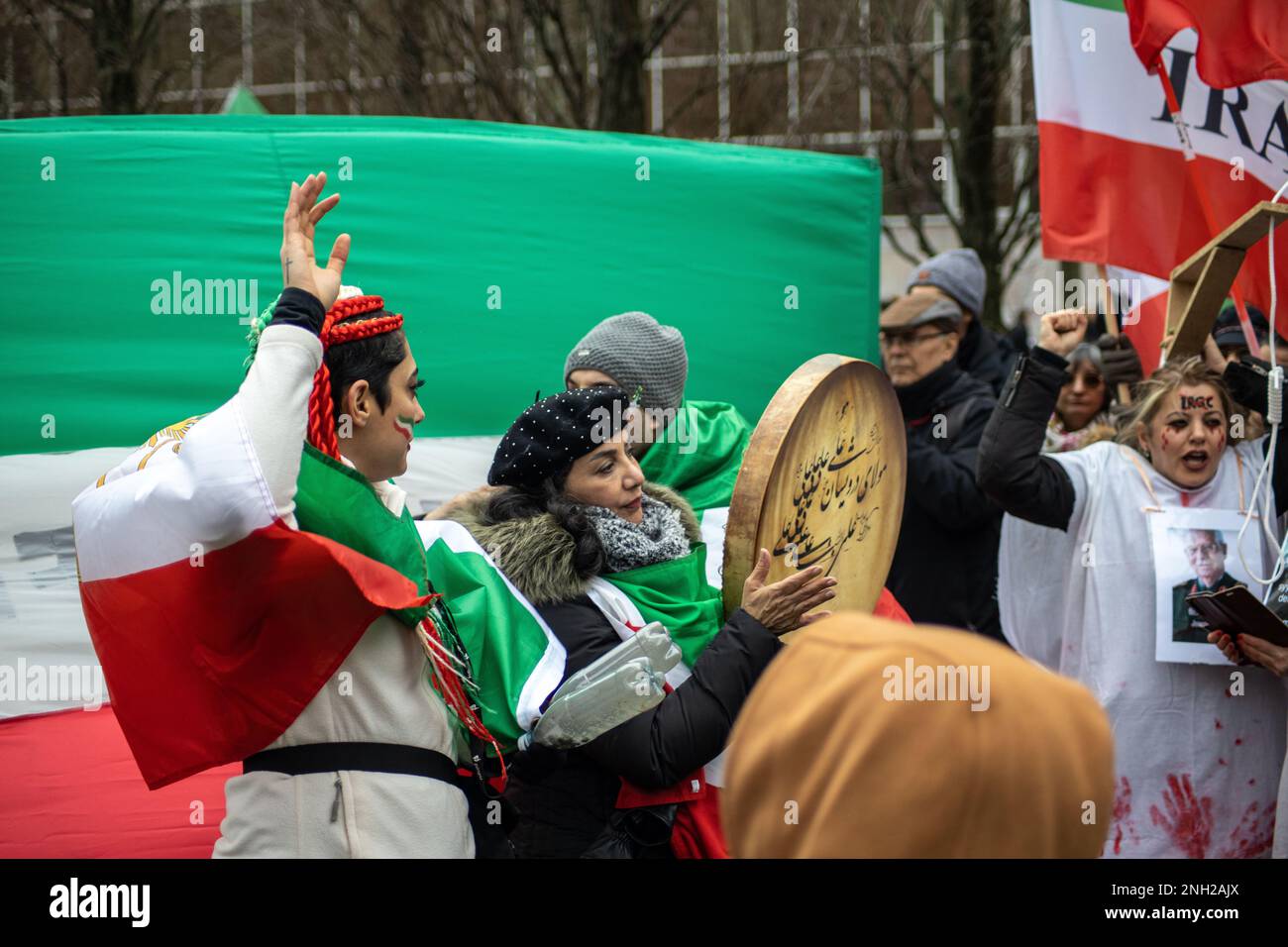 Brüssel, Belgien - 20. Februar 2023: Während der Tagung des EU-Parlaments in Brüssel haben sich Zehntausende iranischer Diaspora versammelt, die regimefeindliche Oppositionsgruppen vertreten. Die riesige Menschenmenge erstreckt sich so weit das Auge reicht und füllt die Straßen, die zum parlamentsgebäude führen. Die Demonstranten halten hauptsächlich Bilder von Mahsa Amini, Reza Pahlavi und den jüngsten Opfern der Gewalt des Regimes. Sie schwenken auch mit der Shir-o-Khorshid-Flagge des Iran und rufen "Frau, Leben, Freiheit" und "Demokratie für den Iran". Kredit: Sinai Noor/Alamy Live News Stockfoto