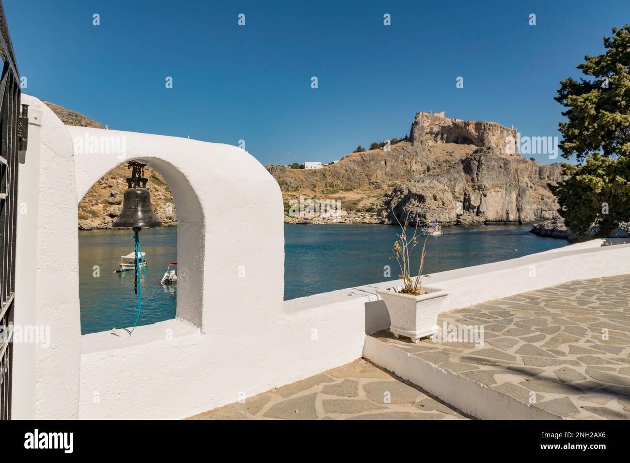 Blick auf die Akropolis von der kleinen Kapelle St. Paul, Lindos Stockfoto