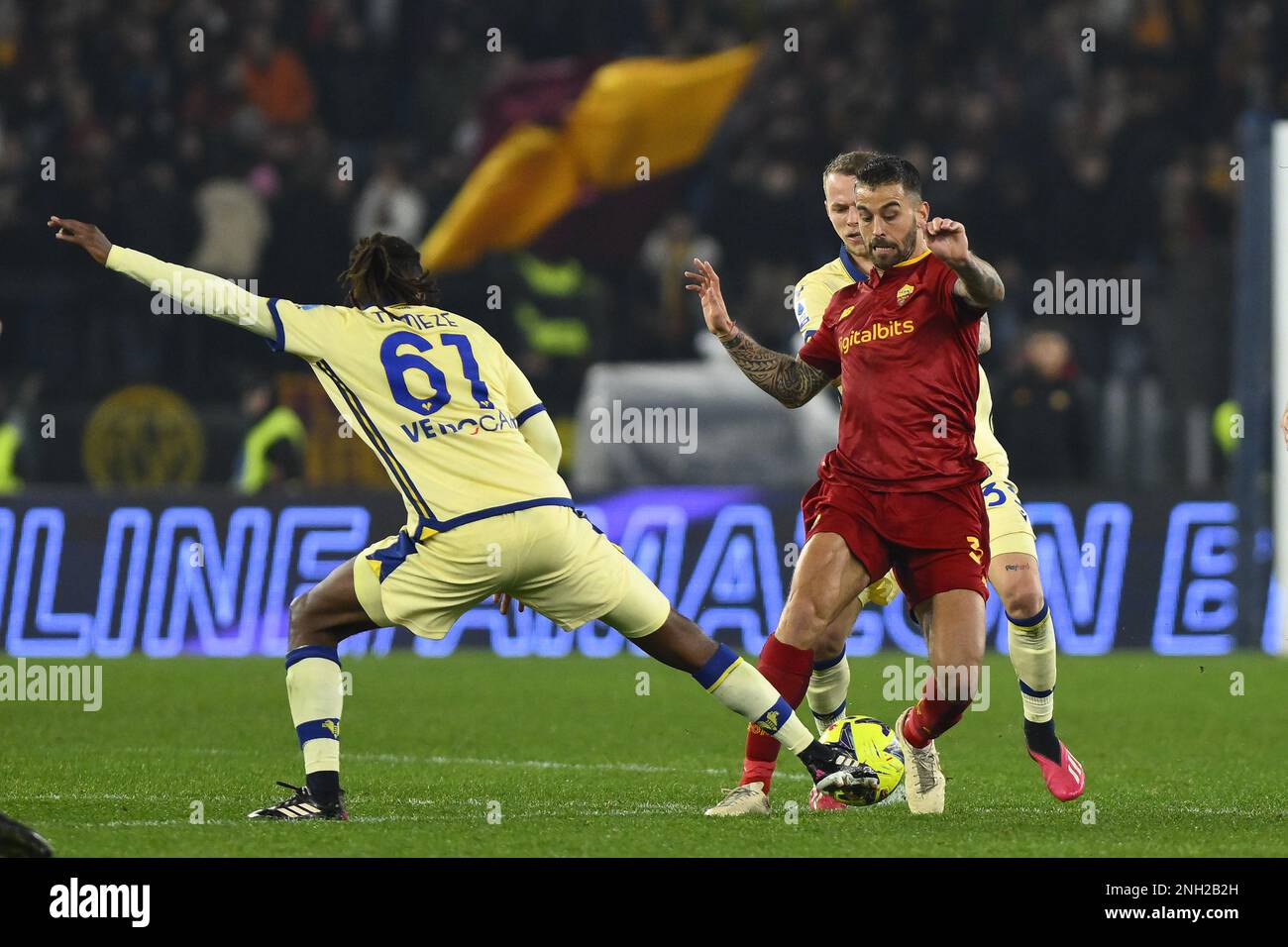 Leonardo Spinazzola von A.S. Rom und Adrien Tameze von Hellas Verona F.C. während des 23. Tages der Serie A Meisterschaft zwischen A.S. Rom gegen Hellas V Stockfoto