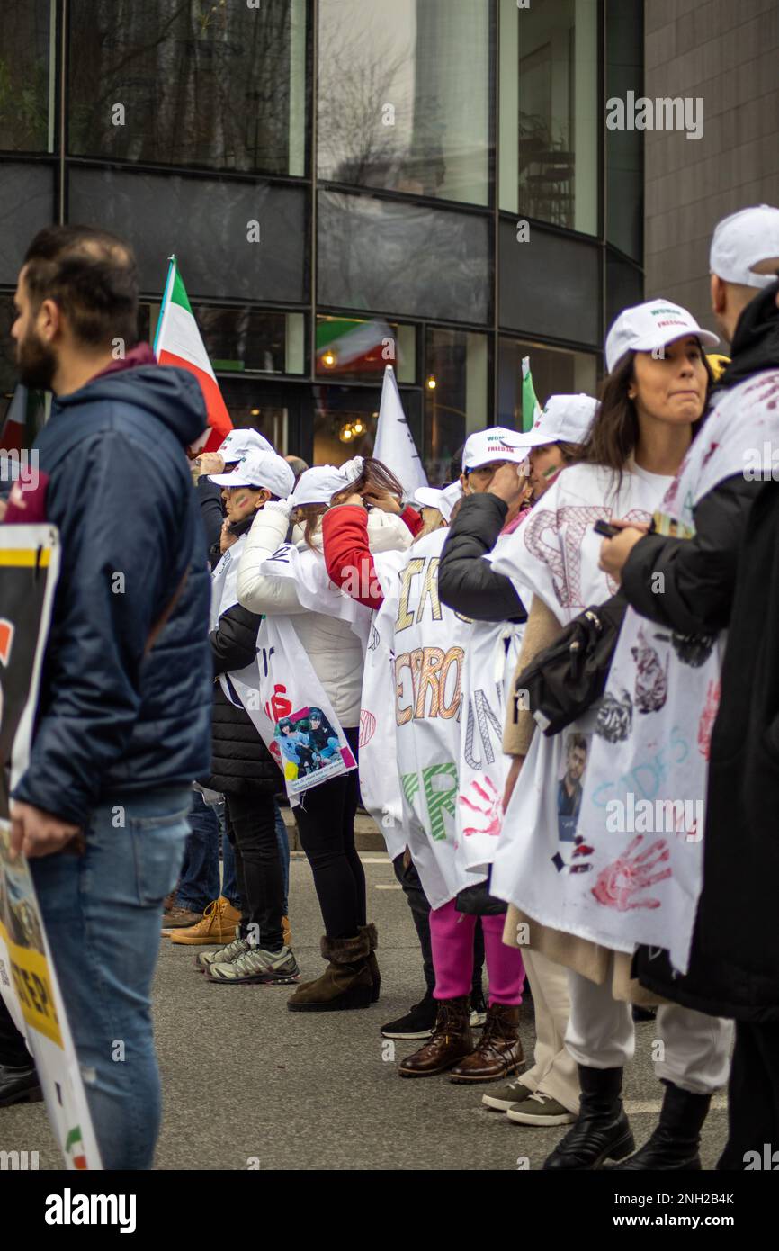 Brüssel, Belgien - 20. Februar 2023: Während der Tagung des EU-Parlaments in Brüssel haben sich Zehntausende iranischer Diaspora versammelt, die regimefeindliche Oppositionsgruppen vertreten. Die riesige Menschenmenge erstreckt sich so weit das Auge reicht und füllt die Straßen, die zum parlamentsgebäude führen. Die Demonstranten halten hauptsächlich Bilder von Mahsa Amini, Reza Pahlavi und den jüngsten Opfern der Gewalt des Regimes. Sie schwenken auch mit der Shir-o-Khorshid-Flagge des Iran und rufen "Frau, Leben, Freiheit" und "Demokratie für den Iran". Kredit: Sinai Noor/Alamy Live News Stockfoto