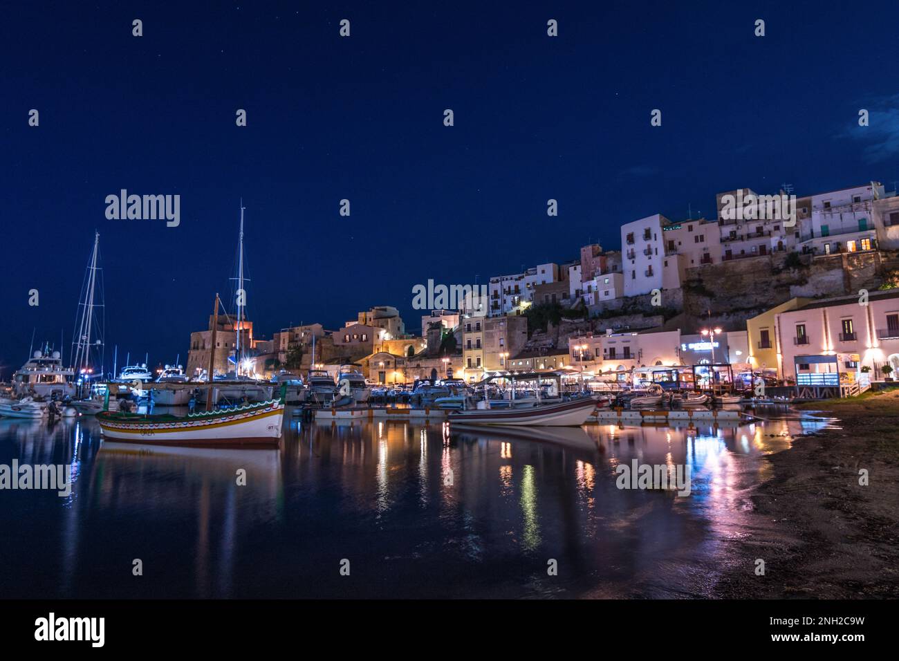 Marina von Castellammare del Golfo bei Einbruch der Dunkelheit, Sizilien Stockfoto