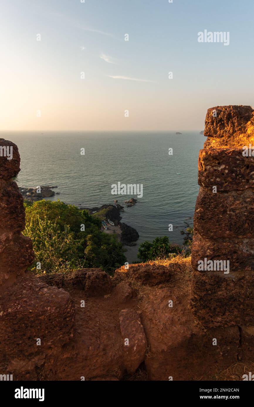 Luftaufnahme der Küste und der Meereslandschaft bei Sonnenuntergang von den Ruinen der Festung Cabo De Rama in Canacona in South Goa, Indien. Stockfoto