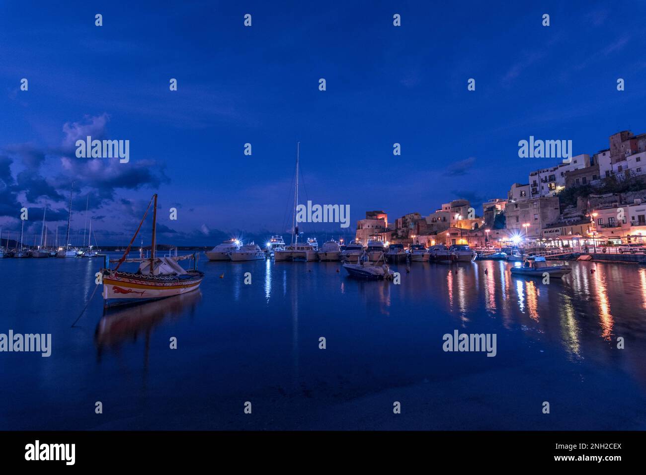 Marina von Castellammare del Golfo bei Einbruch der Dunkelheit, Sizilien Stockfoto