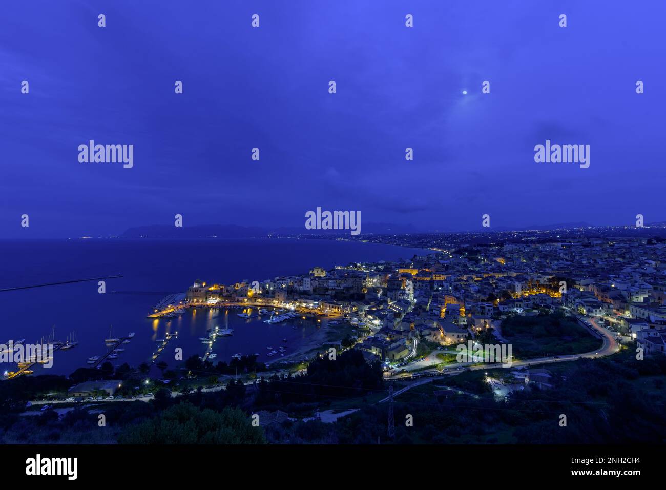 Panoramablick auf die Stadt Castellammare del Golfo bei Einbruch der Dunkelheit, Sizilien Stockfoto