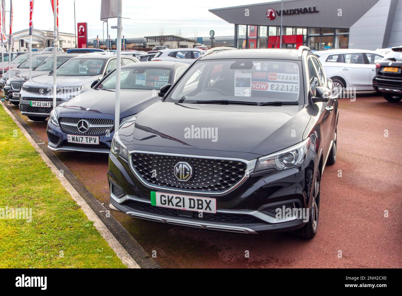 2021 Black Electic MG ZS Exclusive EV, 143 Electric 44,5Kwh Auto-SUV Strom 105 kW; Neu- und Gebrauchtwagen werden bei VAUXHALL Autohändlern ausgestellt, Vorplatz und Ausstellungsraum, Preston, Großbritannien Stockfoto