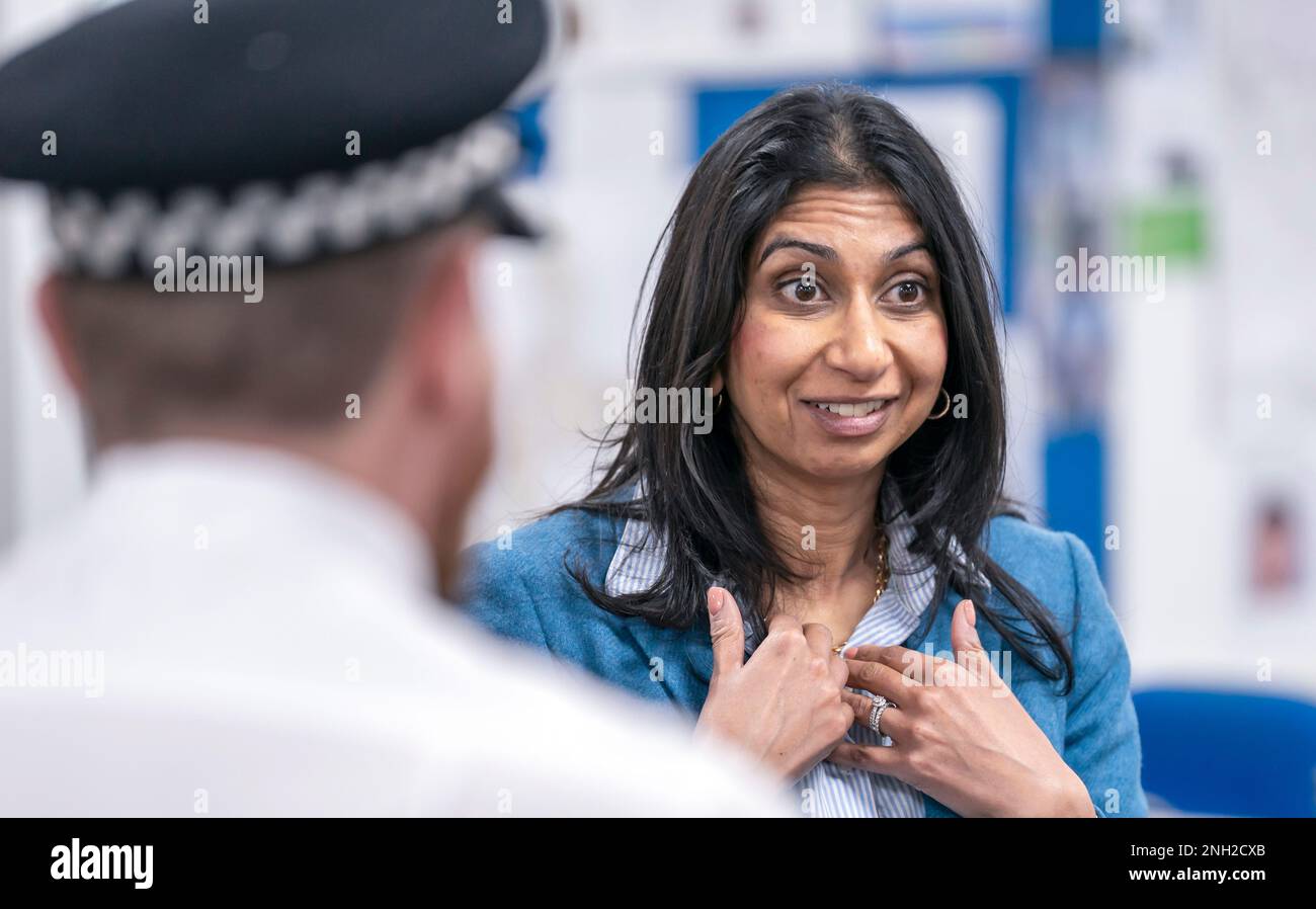 Innenministerin Suella Braverman während eines Besuchs in der Warrington Police Station, Cheshire, als Teil der Ankündigung eines harten Vorgehens gegen häusliche Gewalt. Die gefährlichsten häuslichen Täter werden genauer beobachtet und mit einer Reihe neuer Vorschläge zur Bekämpfung der Kriminalität elektronisch gekennzeichnet. Foto: Montag, 20. Februar 2023. Stockfoto