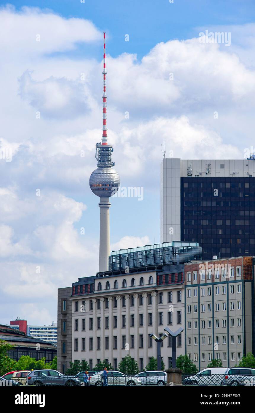 Fernsehturm am Alexanderplatz vom Ufer der Spree im Regierungsbezirk Berlin, Hauptstadt der Bundesrepublik Deutschland aus gesehen. Stockfoto