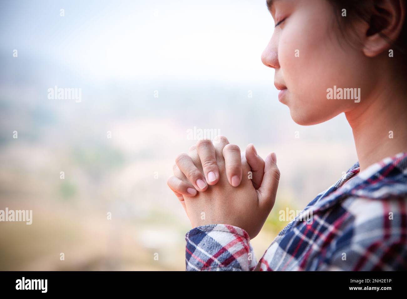 Christliche Frau betet mit dem Morgen zu gott, Frau betet für gottes Segen, um sich ein besseres Leben zu wünschen. Christliche Lebenskrisen beten zu gott. Stockfoto