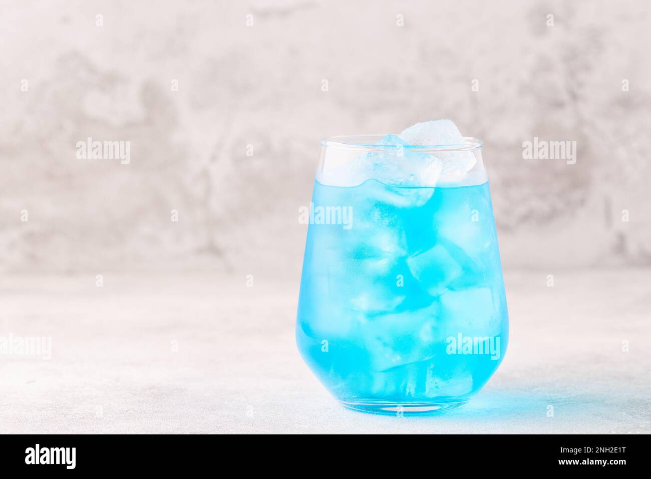 Erfrischendes blaues Getränk oder Cocktail mit Eis. Stockfoto