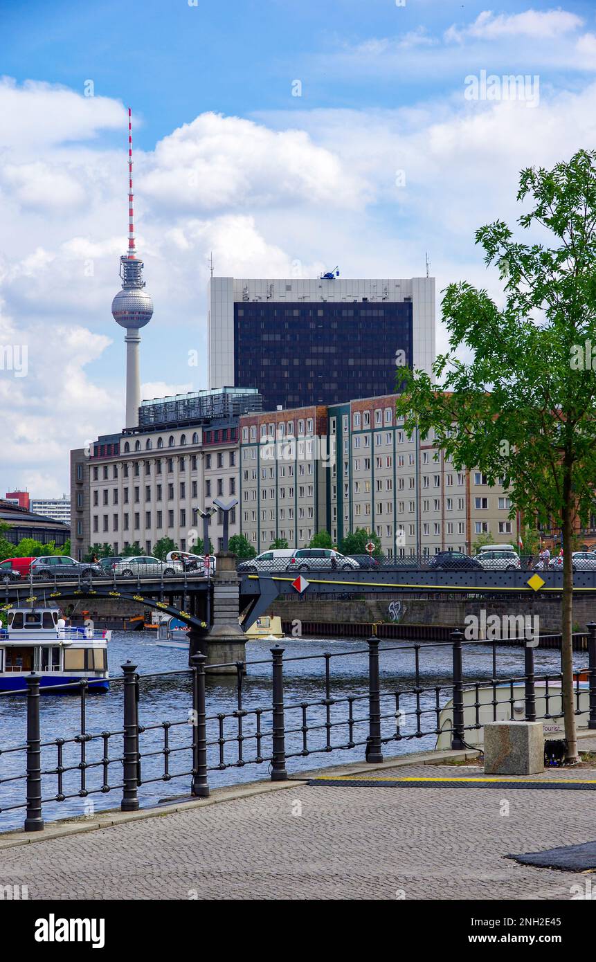 Malerische Lage am Ufer der Spree im Regierungsviertel gegenüber dem Fernsehturm auf der Alex, Berlin. Stockfoto
