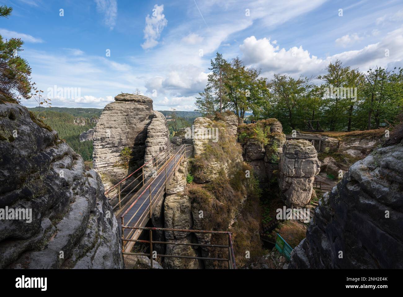 Steinformationen und Ruinen des Schlosses Neurathen in der Nähe der Basteibrücke - Sachsen Stockfoto