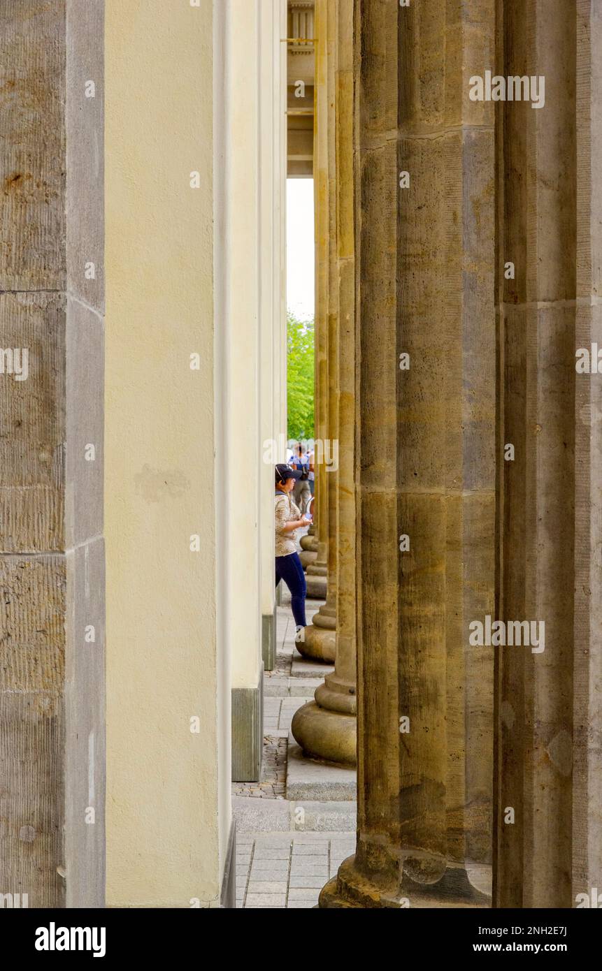 Touristenlage vor dem Brandenburger Tor, Pariser Platz, unter den Linden, Berlin, Deutschland. Stockfoto
